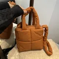 Sac fourre-tout matelassé marron avec bandoulière réglable et design bouffant - Orange