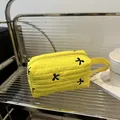 Neceser acolchado amarillo con bordado de estrellas y cómoda asa de transporte - Amarillo