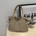 Minimalistische khakifarbene Tragetasche mit Kordelzug und einer Tasche mit Metalldruckknopf - Khaki