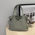 Große salbeigrüne Nylon-Einkaufstasche mit Kordelzug und Druckknopf für den Alltag - Grün