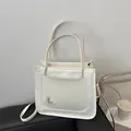 Bolso tote blanco de felpa con mariposa de lentejuelas y correa ajustable - Blanco