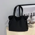 Minimalistische schwarze Nylon-Tragetasche mit Tunnelzug an den Seiten und Magnetverschluss - Schwarz