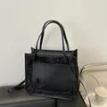 Elegante bolso tote de felpa negro con patchwork de ecocuero y mariposa 3D - Negro