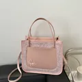 Bolso tote de felpa rosa claro con bordado de mariposa y detalles de cuero liso - Rosa