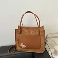 Bolso tote de cuero sintético marrón y felpa con bordado de mariposa rosa detalle - Marrón