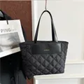 Große schwarze gesteppte Nylon-Einkaufstasche mit goldenem Logo für Herbst und Winter - Schwarz