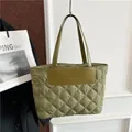 Olivgrüne gesteppte Nylon-Einkaufstasche mit Rautenmuster und Fashion-Lederpatch - Grün