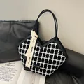 Retro-Strick-Tote-Bag mit schwarz-weißem Hahnentrittmuster und Schleifendetail - Schwarz