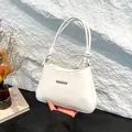 Elegante bolso de hombro blanco de piel sintética con herrajes dorados y asa con nudo - Blanco