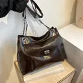 Bolso de hombro vintage de cuero café oscuro con cadena y cierre de giro plateado - Marrón
