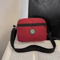 Borsa a tracolla leggera in nylon rosso con logo sport su un libro per un look casual - Rosso