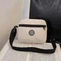 Piccola borsa beige in nylon con cerniera nera e logo SPORT su un libro aperto - Bianco