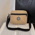 Borsa a tracolla in nylon kaki con tasca nera con cerniera e logo SPORT su un libro - Cachi