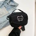 Piccola borsa a tracolla nera in velluto a coste con ricamo a orsetto e cinghia - Modello 1 Nero
