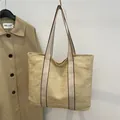 Sac cabas en paille tissée jaune clair et blanc avec de larges bandoulières pour la plage d'été - Kaki