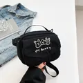 Süße schwarze Cord-Umhängetasche mit Bären- und Hasen-Stickerei für Kinder - Stil 1 (Stickerei mit drei Tieren) / Schwarz