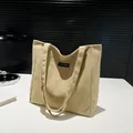 Sac fourre-tout en velours côtelé kaki avec étiquette Fashion Instinct et grand format - Khaki Clair