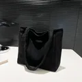 Grand sac cabas noir en daim minimaliste avec une étiquette blanche fashion - Noir