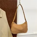 Minimalistische camel suède baguette schoudertas met ritssluiting en zachte textuur - Bruin