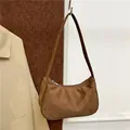 Bruine tas van imitatie-suède met ritssluiting en een minimalistisch retro-ontwerp - Koffie