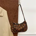 Bruine suède baguette tas met luipaardprint, ritssluiting en een schouderriem - Bruine Luipaardstijl