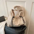 Bolso bandolera de nailon beige con cordón ajustable, nudos trenzados y correa ancha cómoda - Blanco