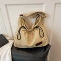 Bolso bandolera minimalista de nailon caqui con cordón y correa ancha ajustable - Caqui