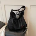 Bolso bandolera de nailon negro con cordón ajustable y parche de moda en la correa - Negro