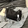 Schwarze Cord-Umhängetasche mit einem stylischen schwarz-weiß gestreiften breiten Schultergurt - Schwarz (Ohne Anhänger)