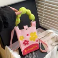 Borsa a tracolla in maglia rosa con motivi floreali e manico a nuvola verde - Girasole Rosa (Modello 1)