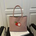Borsa tote in tela rosa con ricamo a mela e robusti manici superiori arrotondati - Rosa