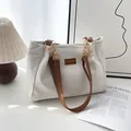 Grand sac fourre-tout en velours côtelé blanc cassé avec anses en simili cuir marron - Blanc