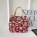 Bordeauxrode canvas draagtas met witte letterprint en beige handvatten - Letter Stijl Rood
