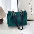 Sac fourre-tout en velours côtelé vert foncé avec sangles en cuir et boucles dorées - Vert