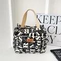 Canvas draagtas met zwart-wit letterprint en bruin lederen label voor dames - Letterpatroon Zwart