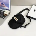 Bolso bandolera creativo de nailon negro con forma de gorra con correa ajustable y etiqueta - Negro