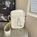 Petit sac bandoulière crème minimaliste avec texture plissée et détail cordon de serrage - Blanc