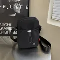 Sacoche compacte en nylon noir pour téléphone avec bandoulière réglable et cordon - Noir