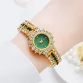 Primo piano di un orologio di lusso dorato con quadrante verde e cristalli sul polso - Oro Verde Solo Orologio