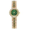 Détail macro de la montre quartz en or de luxe avec cadran vert et strass brillants - Or Zircon Vert