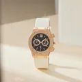 Λεπτομέρεια ρολογιού quartz ροζ χρυσού με στεφάνη από στρας και λευκό δέρμα - Λευκό