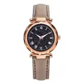 Détail du cadran noir étoilé et des chiffres romains en or rose de cette montre quartz - Montre / Gris