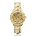 Dettaglio dell'orologio di lusso Geneva dorato con strass lucidi e numeri romani - Oro