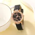 Dettaglio dell'orologio al quarzo oro rosa con quadrante a cuore di strass e cinturino - Solo orologio / Nero