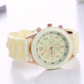 Genfer Quarzuhr aus cremefarbenem Silikon mit roségoldenem Gehäuse und stylischem Band - Beige