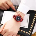 Détail de la montre rouge à bracelet magnétique ciel étoilé et bracelet étoile - Montre Rouge + Bracelet