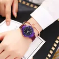 Gros plan d'une montre étoilée violette avec bracelet magnétique et bracelet étoile rose - Montre Violette + Bracelet