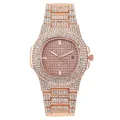 Nahaufnahme einer luxuriösen roségoldenen Uhr mit Strasssteinen und Datumfenster - Roségold