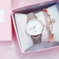 Détail de l'ensemble montre or rose et bracelet étoile dans un coffret rose - Ensemble Coffret Cadeau Montre et Bracelet / Gris