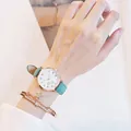 Dettaglio orologio in pelle verde menta con quadrante a stella e bracciale a stella - Set Orologio e Bracciale / Verde